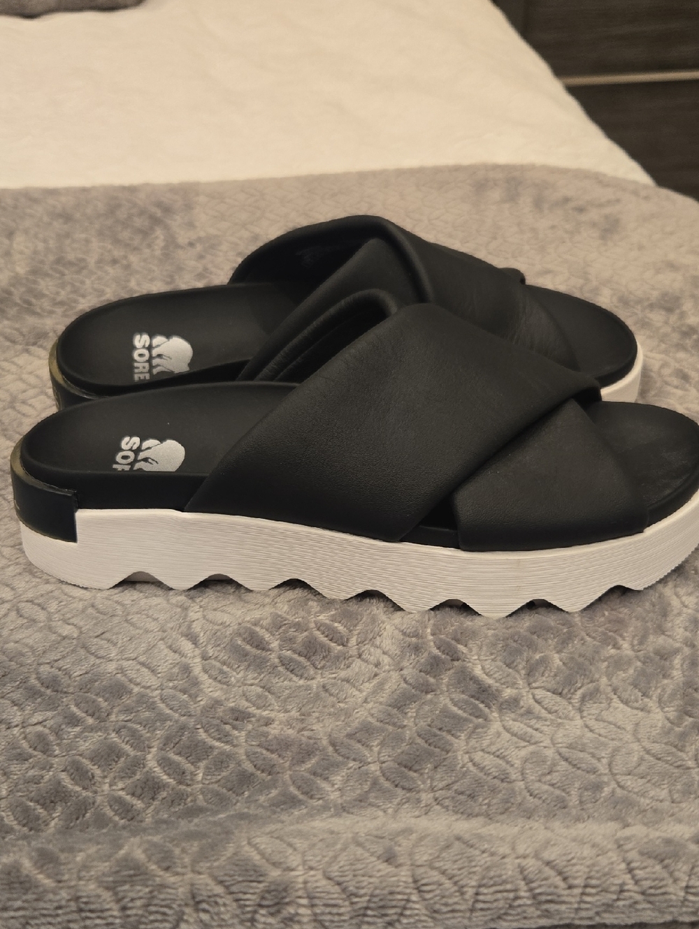 Women's Sorel Black Vibe Crisscross Platform Slide Sandals NEW Size 7.5 - Picture 4 of 4